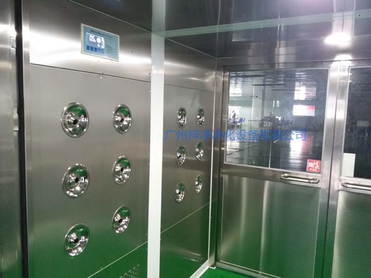 雙開(kāi)門貨淋室工作區(qū)配智能控制器,方便人員使用操作。